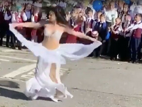 В Хабаровске общественность возмутил танец живота на школьной линейке видео