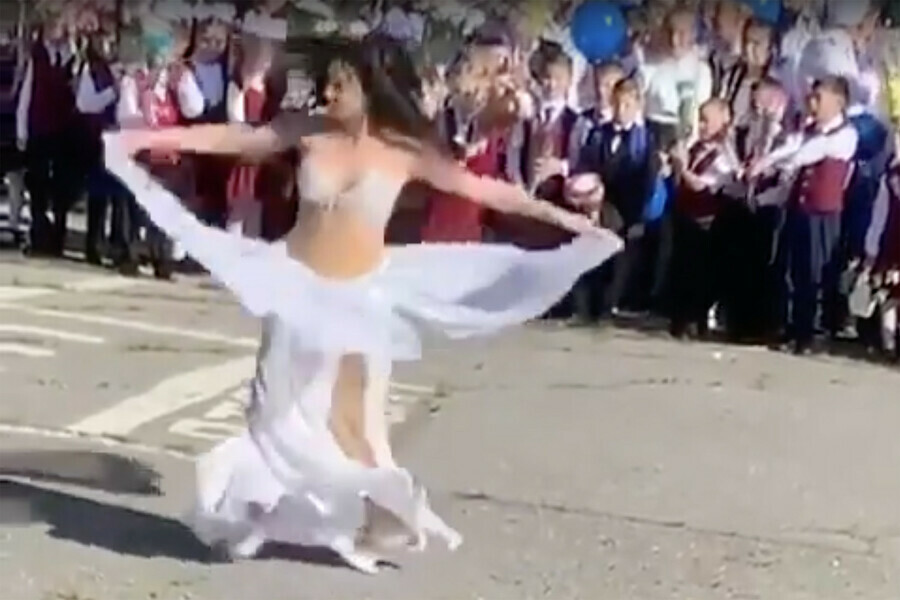 В Хабаровске общественность возмутил танец живота на школьной линейке видео