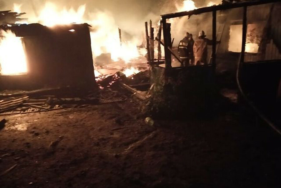 В амурском селе Поляное во время сильного пожара в доме взорвался газовый баллон