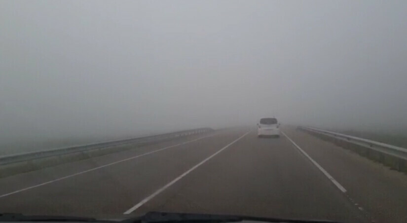 Благовещенск на въезде окутал туман Задерживаются авиарейсы видео