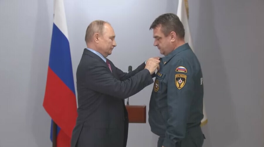 Владимир Путин в Благовещенске наградил ликвидаторов последствий лесных пожаров и паводков