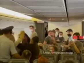 Летевшую из Москвы в Турцию туристку сняли с рейса за отказ надеть маску Она планирует судиться видео