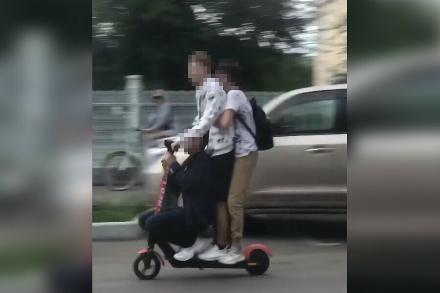 Троих подростков на одном  самокате заметили на дороге в Благовещенске видео