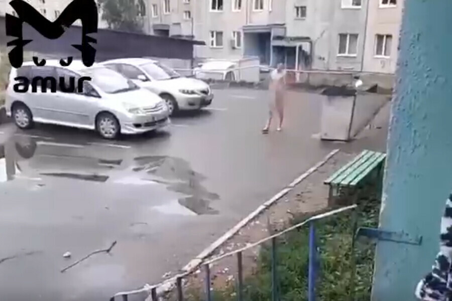 Тындинец разделся на улице и сжег свою одежду видео