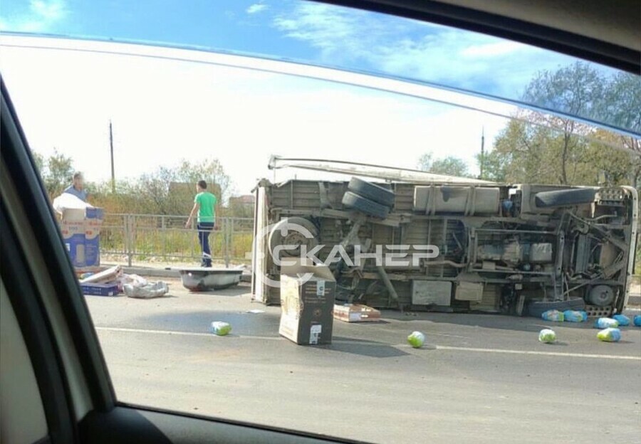 Тушки кур разбросало по дороге после ДТП в Благовещенске