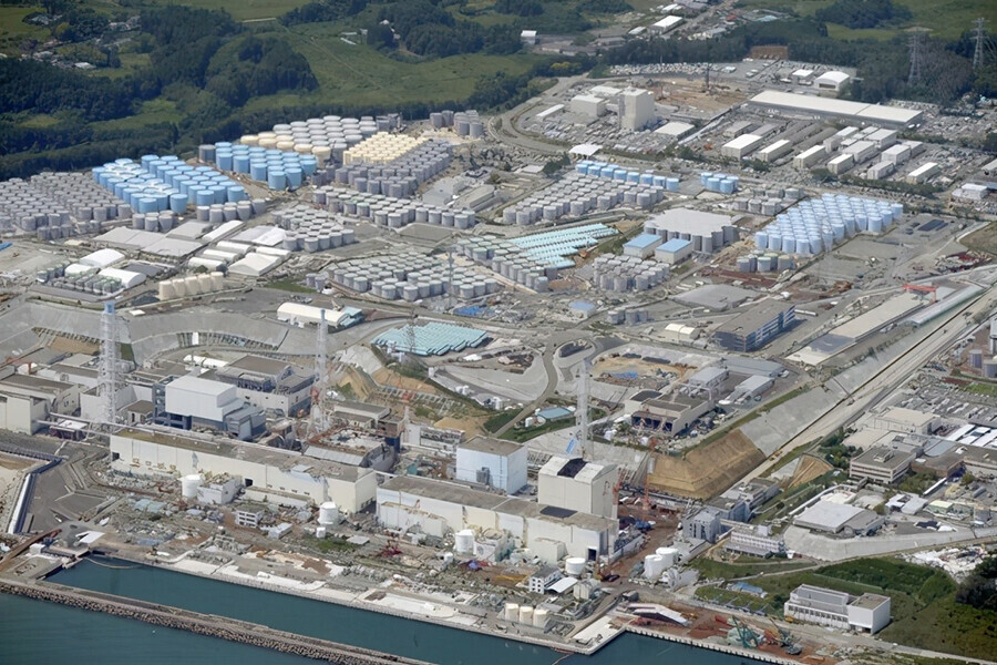 Японцы собираются сбросить с Фукусимы тонны радиоактивной воды которая может попасть на Дальний Восток
