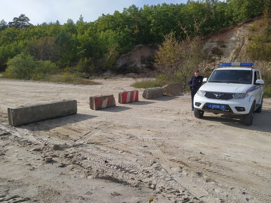 В районе Белогорья дорогу перегородили бетонными блоками Проезд закрыт