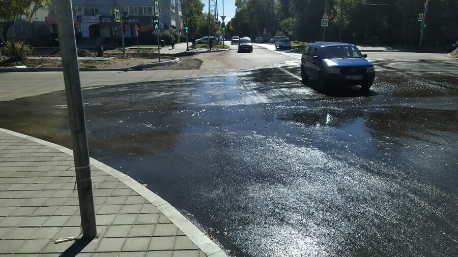 На Горького  Шимановского можно провалиться предупреждают жильцы домов рядом с коммунальной аварией