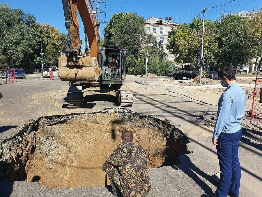 В свежеуложенном асфальте на Горького  Шимановского сделали большую дыру Аварией заинтересовалась прокуратура