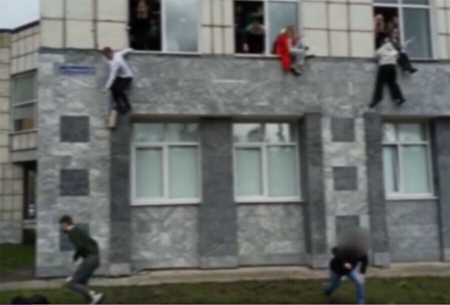В Пермском университете неизвестный открыл стрельбу Студенты выпрыгивают из окон видео