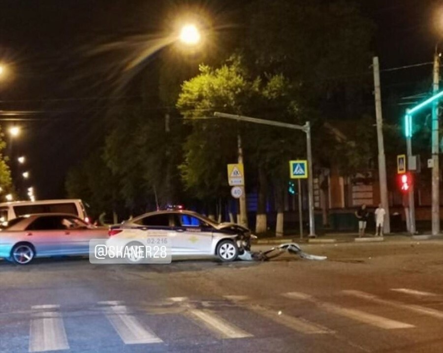 Автомобиль ГИБДД попал в аварию в Благовещенске видео 