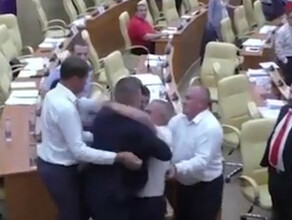 Депутаты подрались на заседании законодательного собрания видео