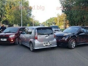 В центре Благовещенска тройное ДТП почти полностью перекрыло проезд по оживленной улице