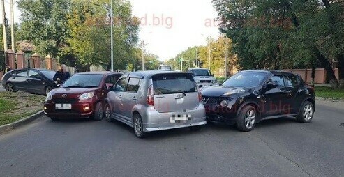 В центре Благовещенска тройное ДТП почти полностью перекрыло проезд по оживленной улице