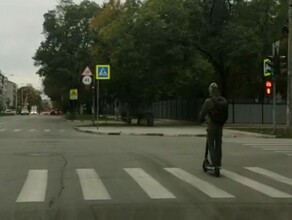 Никому не мешал в Благовещенске на дороге заметили самокатчика который несколько раз проехал на красный видео