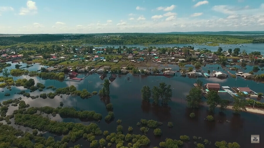 Чувствуешь себя словно внутри сюрреалистического фильма Известный ютубер выложил репортаж о наводнении в Амурской области 