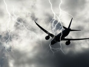 В Краснодаре экстренно сел самолет после удара молнии