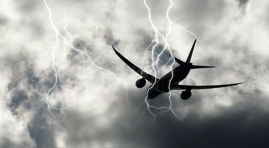 В Краснодаре экстренно сел самолет после удара молнии