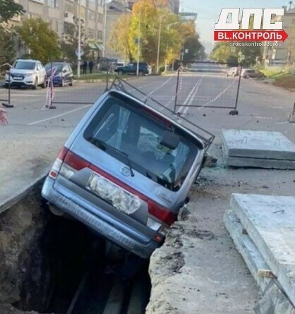 В Благовещенске микроавтобус улетел в огромный перекоп на дороге