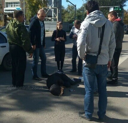 На перекрестке в центре Благовещенска сбили девушку