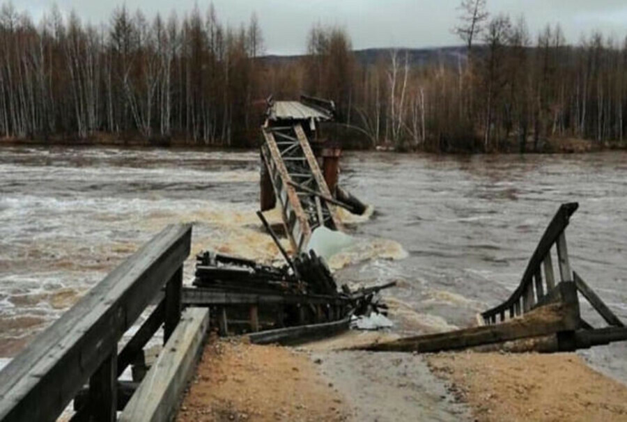До сих пор на лодках село в Тындинском районе остается без проезда изза разрушенного моста 