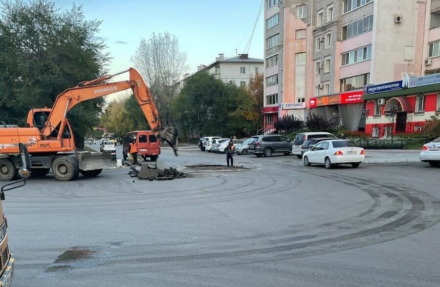 В Благовещенске на улице Горького вскрыли недавно уложенный нижний слой асфальта