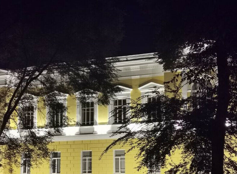 Ворота в город и страну в Благовещенске завершается монтаж подсветки двух исторических зданий фото
