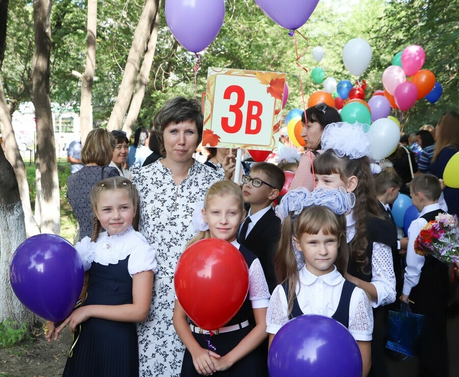 В Амурской области свыше 13 тысяч педагогов принимают поздравления с Днем учителя