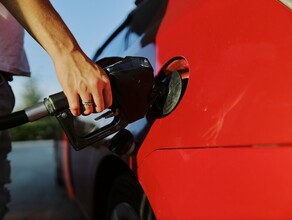 В Благовещенске второй месяц подряд на одной из заправок снижаются цены на бензин а на других остаются прежними
