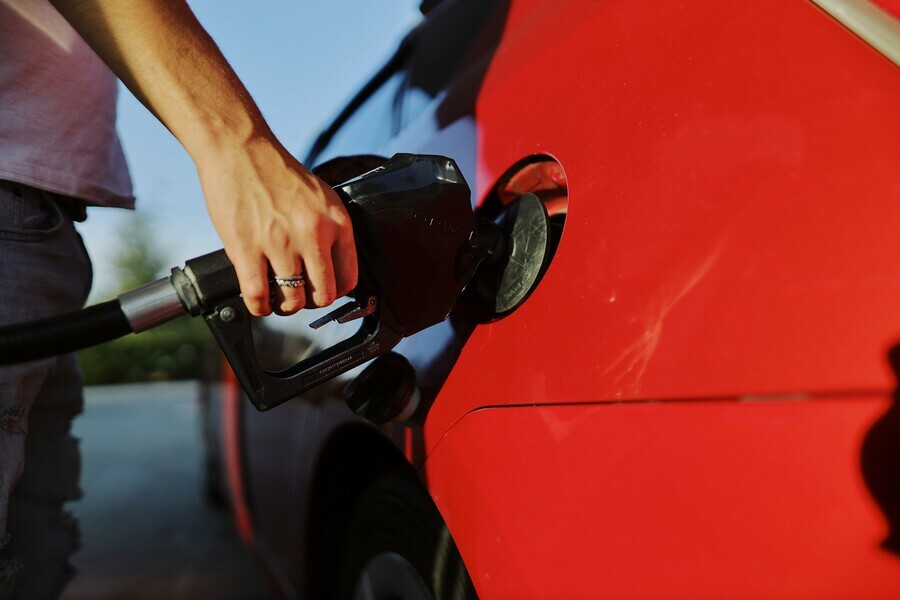 В Благовещенске второй месяц подряд на одной из заправок снижаются цены на бензин а на других остаются прежними