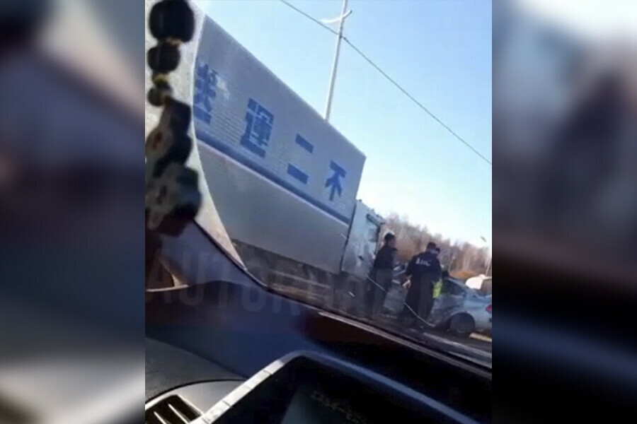 В серьезном ДТП с грузовиком недалеко от Благовещенска пострадали два человека видео 