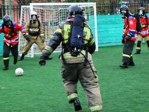 Пожарные в Благовещенске сыграли в минифутбол в полном обмундировании  фото