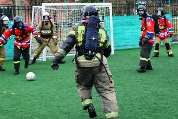 Пожарные в Благовещенске сыграли в минифутбол в полном обмундировании  фото