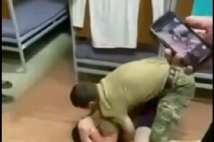 В Хабаровском крае солдатасрочника избили сослуживцы потребовав деньги и iPhone
