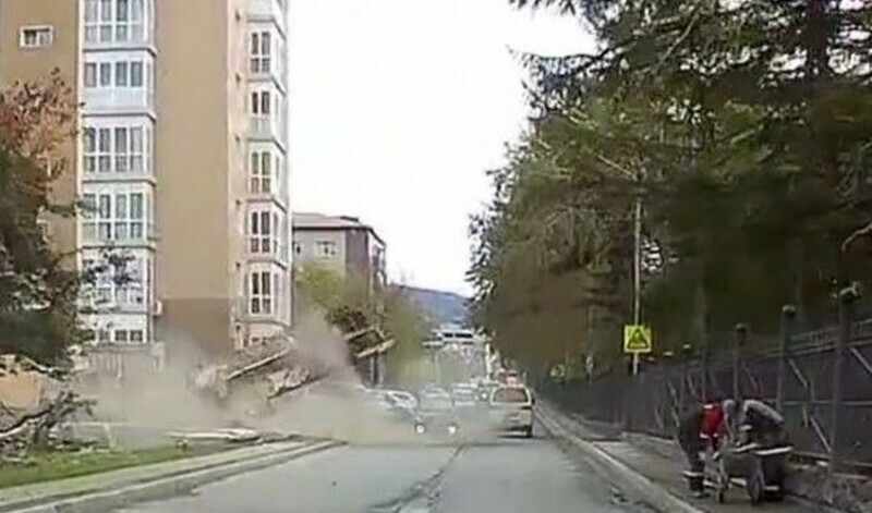 В ЮжноСахалинске на дорогу рухнула стена дома видео