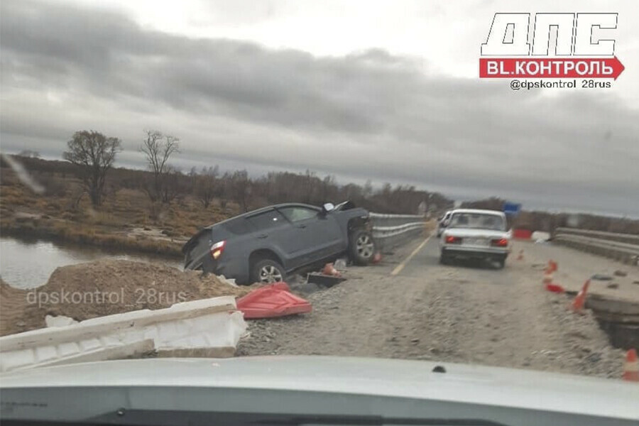 Водитель на трассе Благовещенск  Гомелевка протаранил ограждение и повис на мосту 