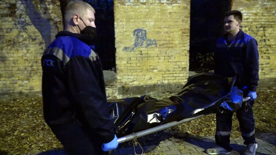 Новые подробности убийства бездомного в заброшенных казармах в центре Благовещенска Задержан подозреваемый видео