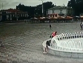 Шалость удалась в Белогорске лжерабочий вылил в фонтан моющую жидкость видео