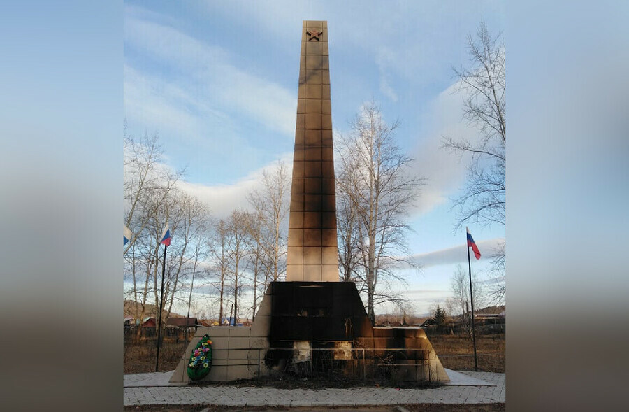 По факту поджога памятника в Ерофее Павловиче возбуждено уголовное дело