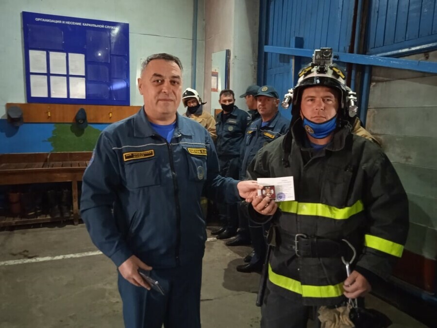 В Амурской области наградили пожарного Он спас мужчину которому поездом отрезало ноги