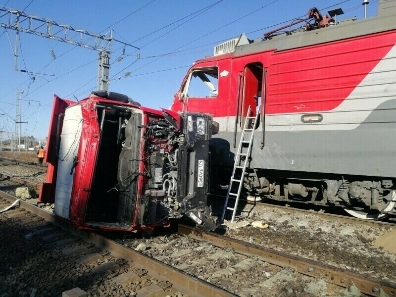 В Свободном скончался помощник машиниста поезда в который влетел большегруз