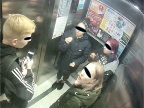 В Благовещенске подростки исписали подъезд и напали на жильца после замечания видео