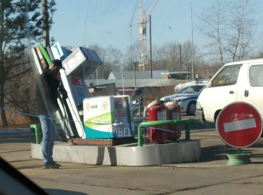 В Белогорске автолюбитель пытался уехать вместе с бензоколонкой