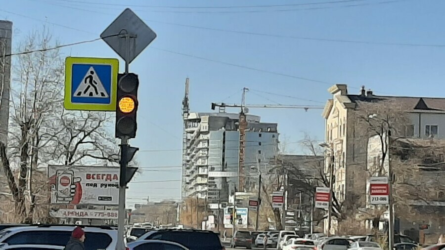 На строящемся здании ТЦ в центре города возник пожар К месту выезжали огнеборцы 