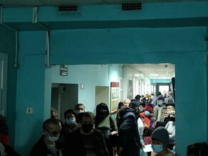В 730 уже больше 20 человек Благовещенскую поликлинику второй день подряд штурмуют желающие вакцинироваться