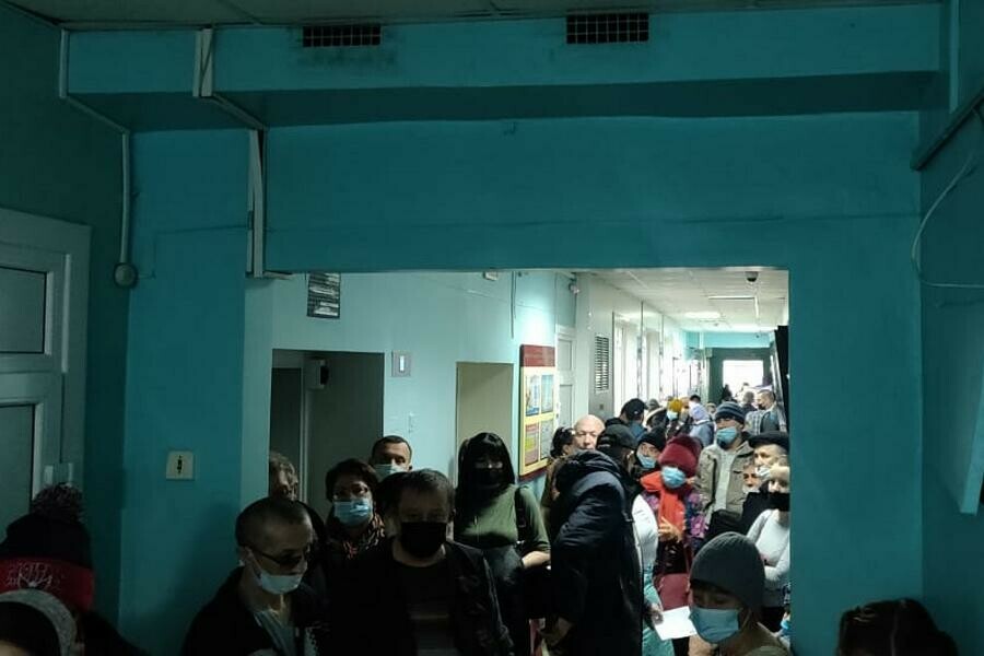 В 730 уже больше 20 человек Благовещенскую поликлинику второй день подряд штурмуют желающие вакцинироваться