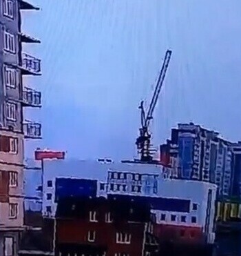 В Хабаровске на стройке рухнул башенный кран Погиб рабочий видео