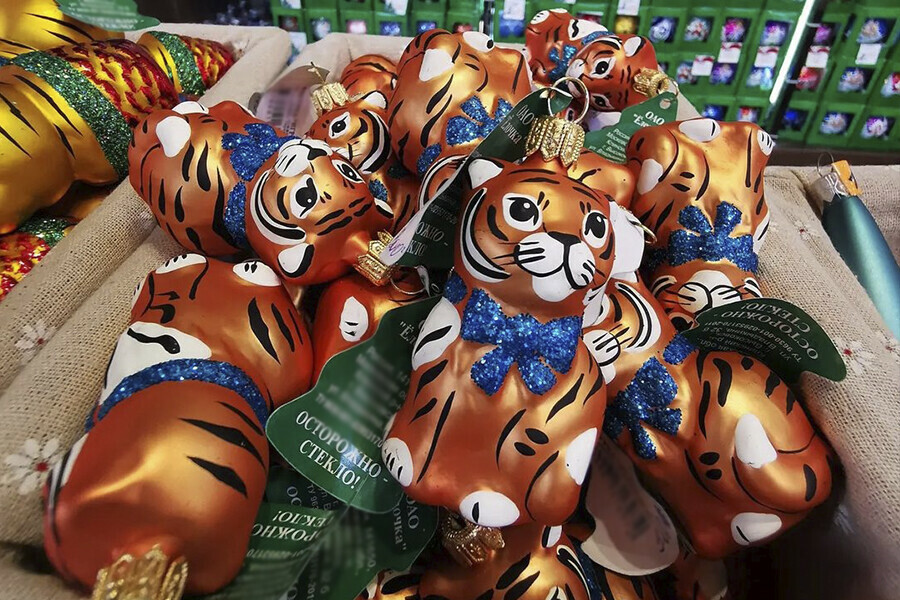 Искусственная елка за 50 тысяч и съедобные тигры благовещенские магазины начали подготовку к Новому году фото