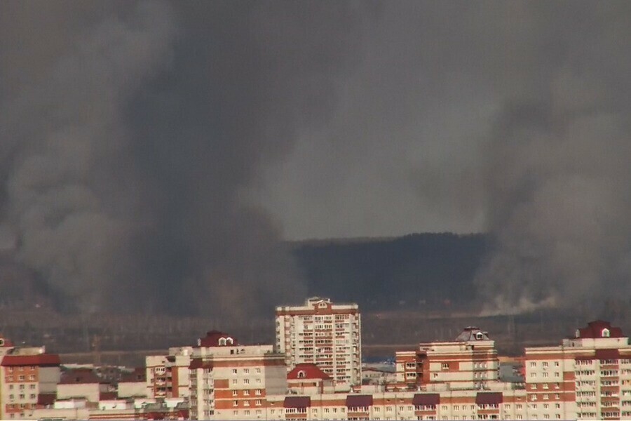 Жители Благовещенска вблизи города увидели большой столб дыма Что горит фото видео 
