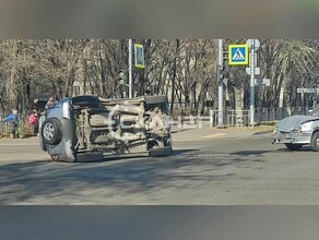 На Калинина в Благовещенске произошло серьезное ДТП одна машина перевернулась Момент аварии попал в кадр видео